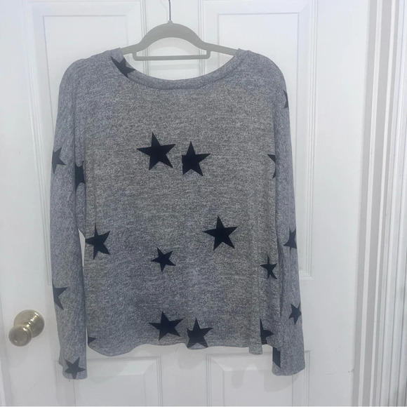 A.beyer women’s sweater sz large
Gray with stars - Picture 1 of 4